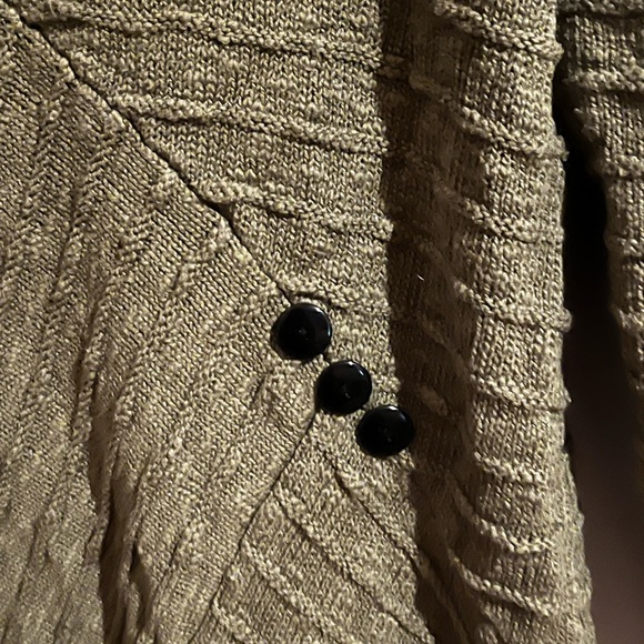 Oversized olive green sweater with button detail - Picture 3 of 4